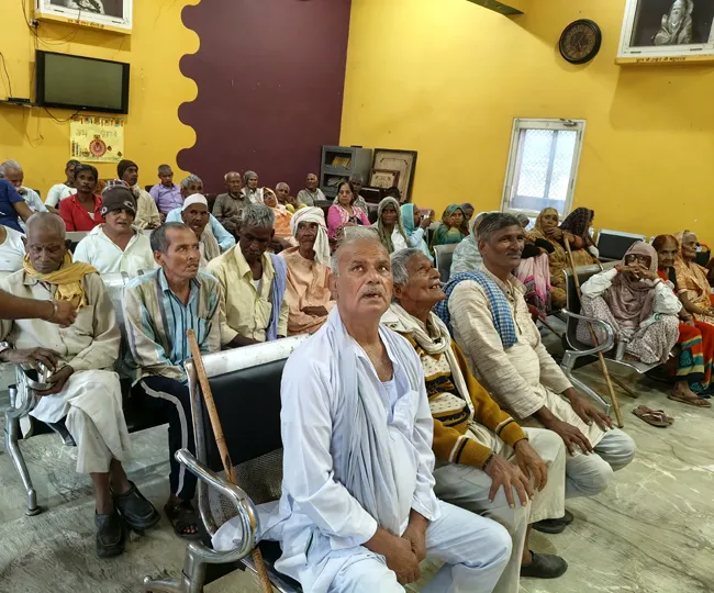 वृद्धाश्रम में मौजूद बुजुर्ग । जागरण